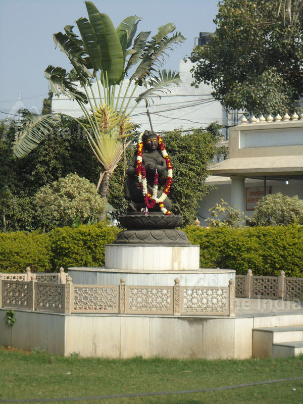 : beautiful sculptures, Chattarpur Temple - The Divine India