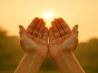 Chant mantras by looking at your palms in the morning: auspicious start of the day and self-confidence Chant mantras by looking at your palms in the morning: auspicious start of the day and self-confidence